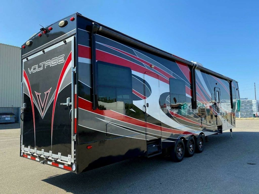 2014 Dutchmen Voltage V3818 Toy Hauler w/ 18 Ft Garage CLEAN TITLE