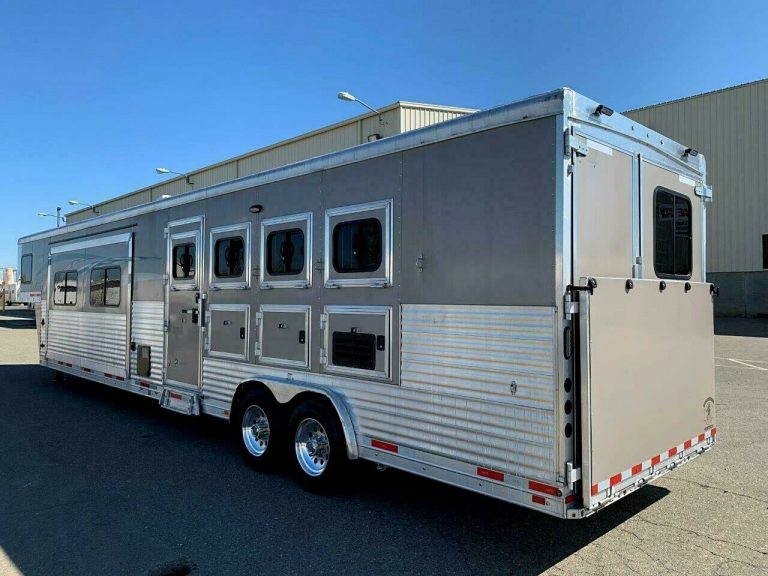 2016 Lakota Charger 8417 Horse Trailer Living Quarters 