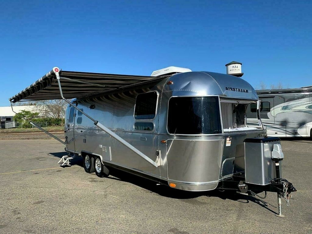 2019 AIRSTREAM GLOBETROTTER 27FB CAMPING TRAILER RV - True RV True RV