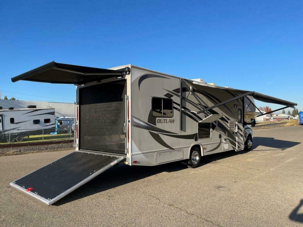 2014 THOR OUTLAW 29H CLASS C MOTORHOME GAS TOY HAULER RV Camper True