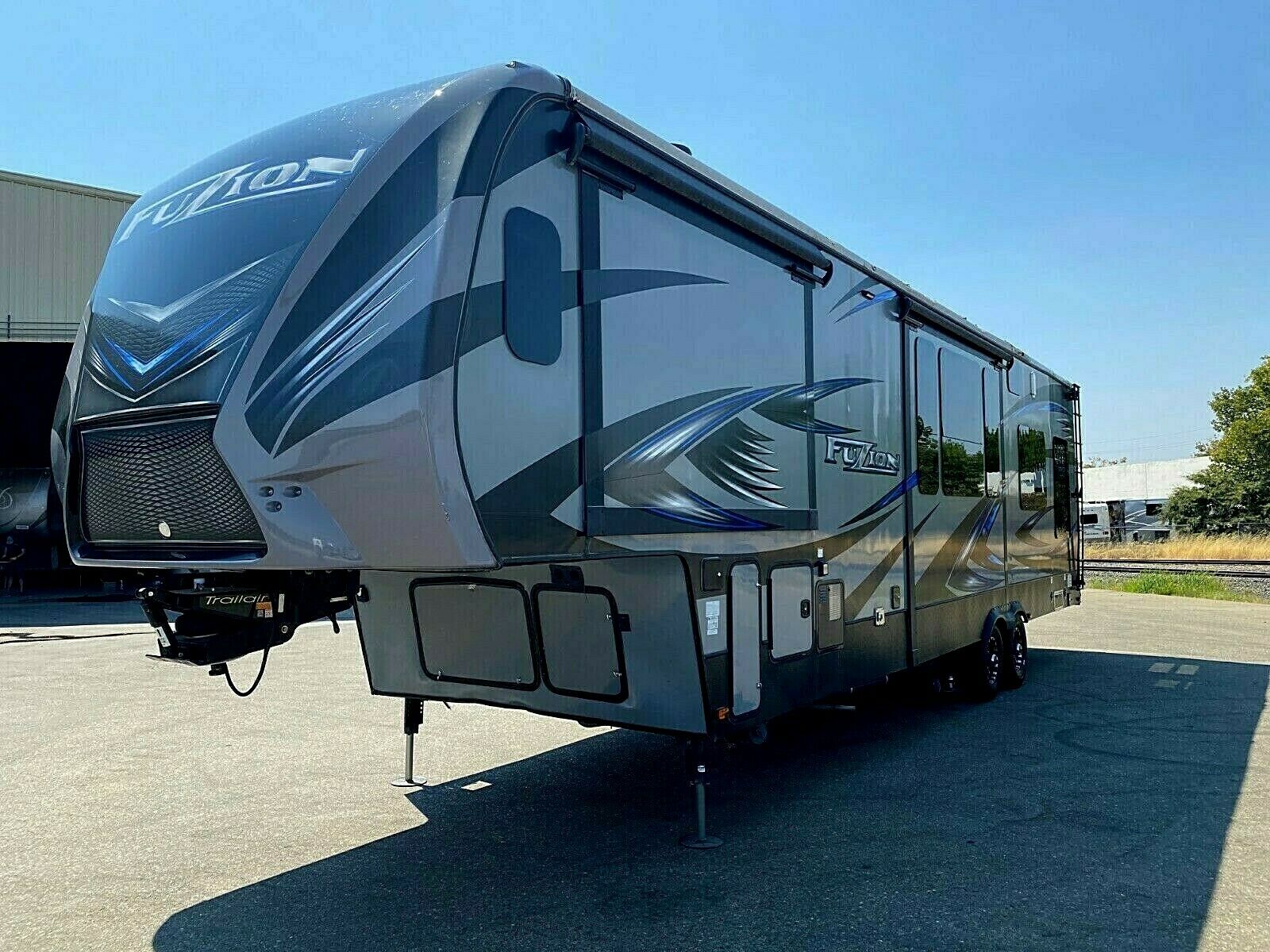 fuzion 5th wheel travel trailers