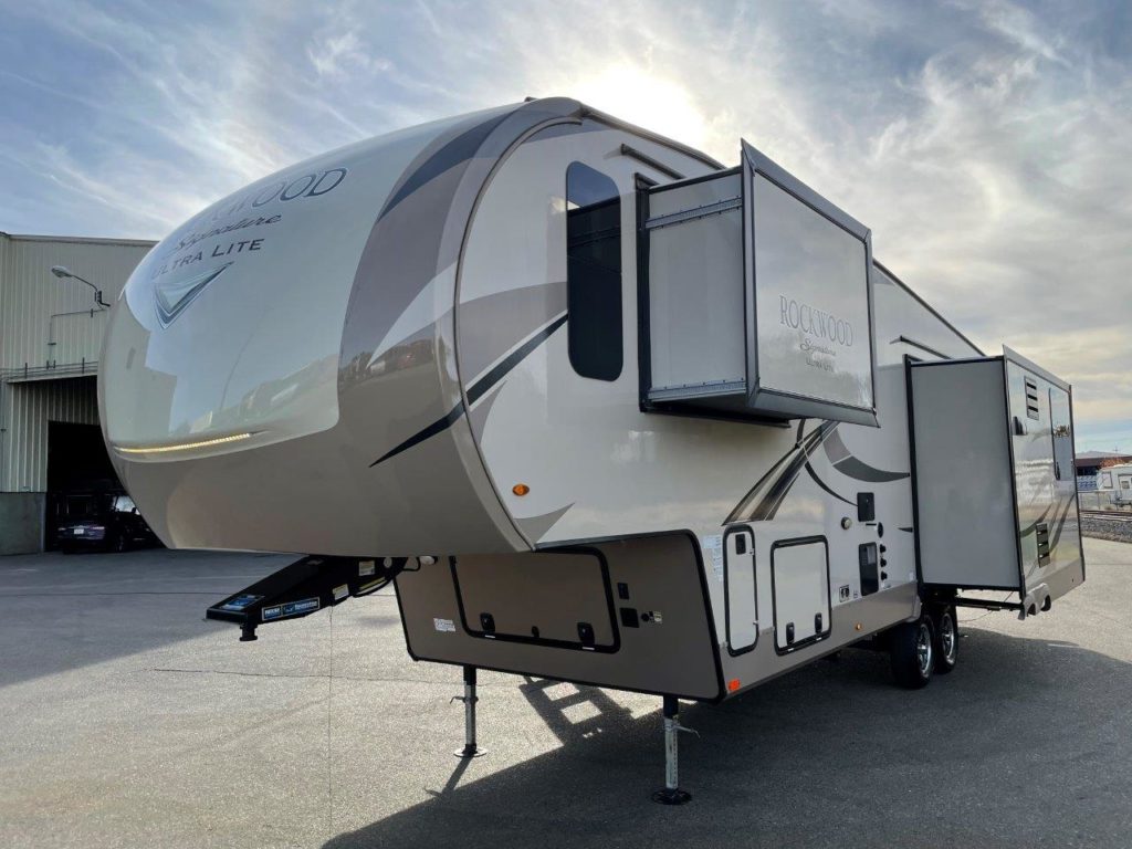 2019 FOREST RIVER ROCKWOOD SIGNATURE ULTRA LITE 8298WS 