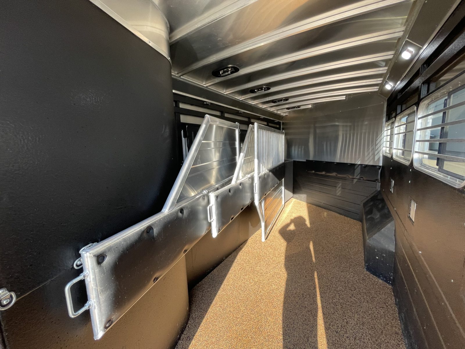 Logan Razor Trailer 2015 LOGAN COACH RAZOR 4 HORSE TRAILER WITH LIVING QUARTERS