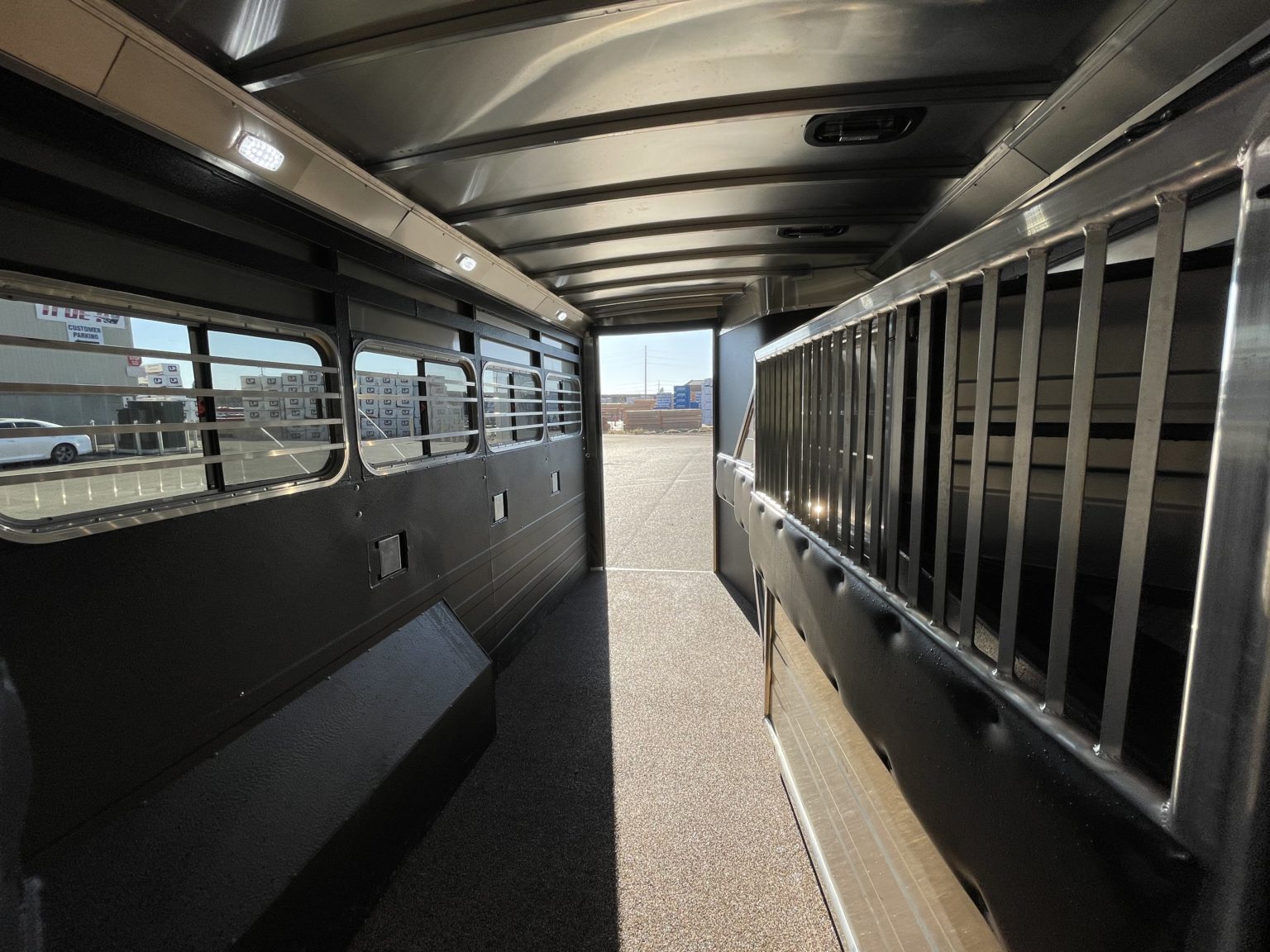 Logan Razor Trailer 2015 LOGAN COACH RAZOR 4 HORSE TRAILER WITH LIVING QUARTERS