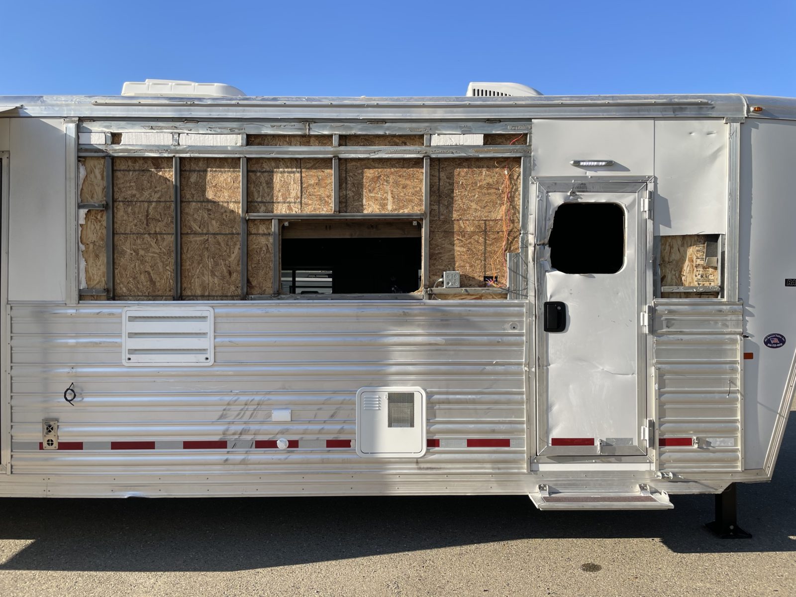 2015 LOGAN COACH RAZOR 4 HORSE TRAILER WITH LIVING QUARTERS "53 FT