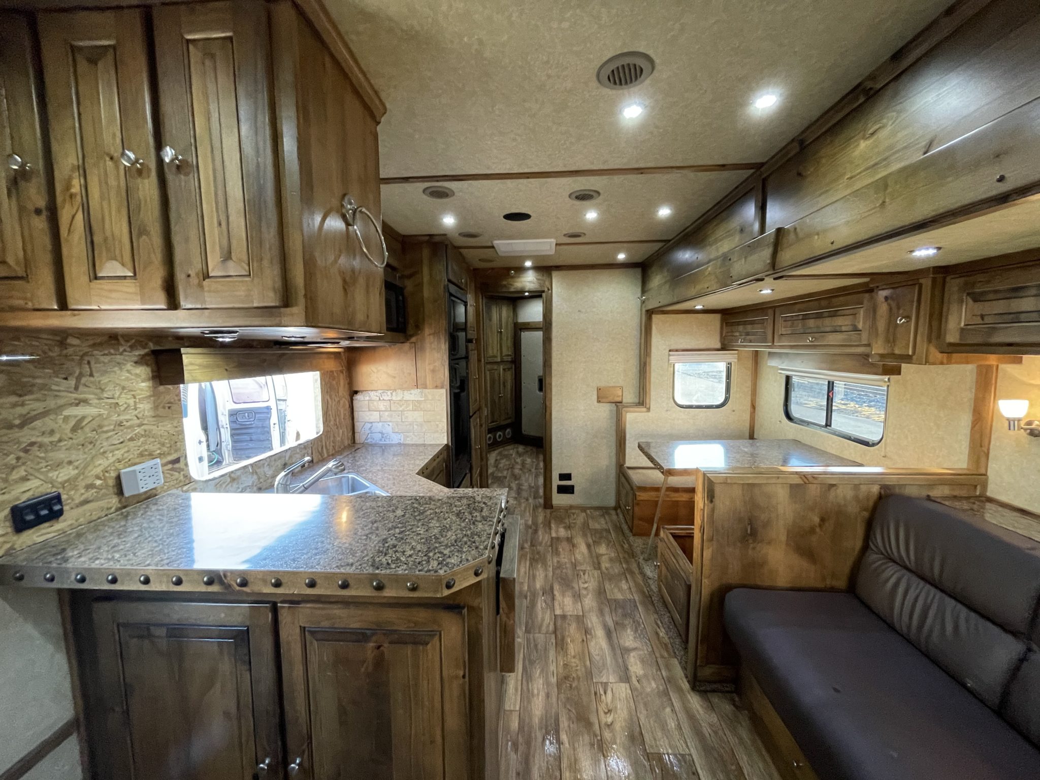 Logan Razor Trailer 2015 LOGAN COACH RAZOR 4 HORSE TRAILER WITH LIVING QUARTERS