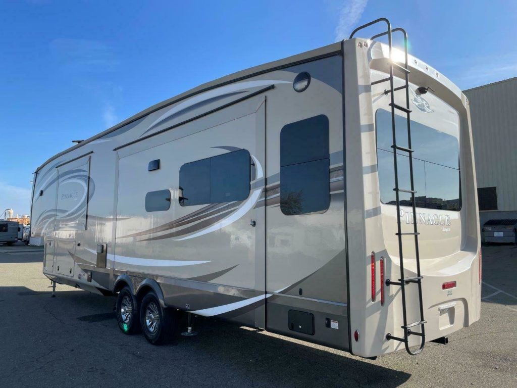 2020-jayco-pinnacle-36fbts-luxury-rv-fifth-wheel-trailer-bath-half