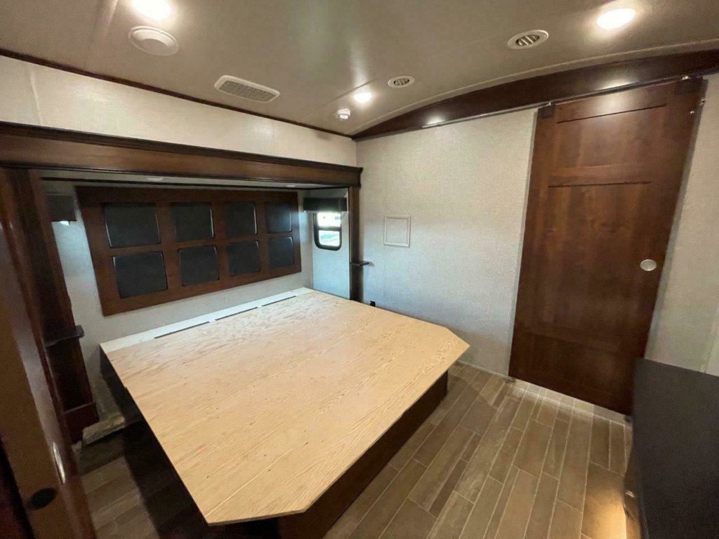 2020-jayco-pinnacle-36fbts-luxury-rv-fifth-wheel-trailer-bath-half