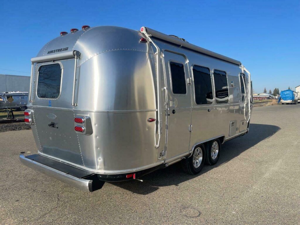 2018 Airstream Flying Cloud 23FB Travel Trailer 