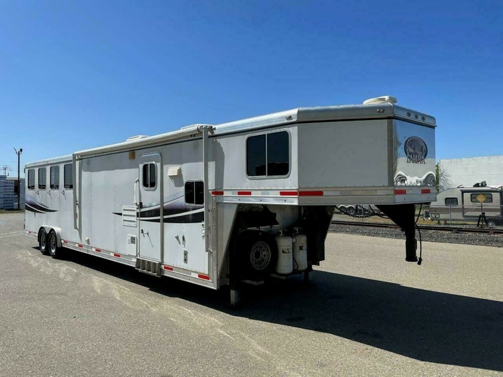 2009 Lakota D84HSLGN10 4 horse w/ living quarters True RV True RV