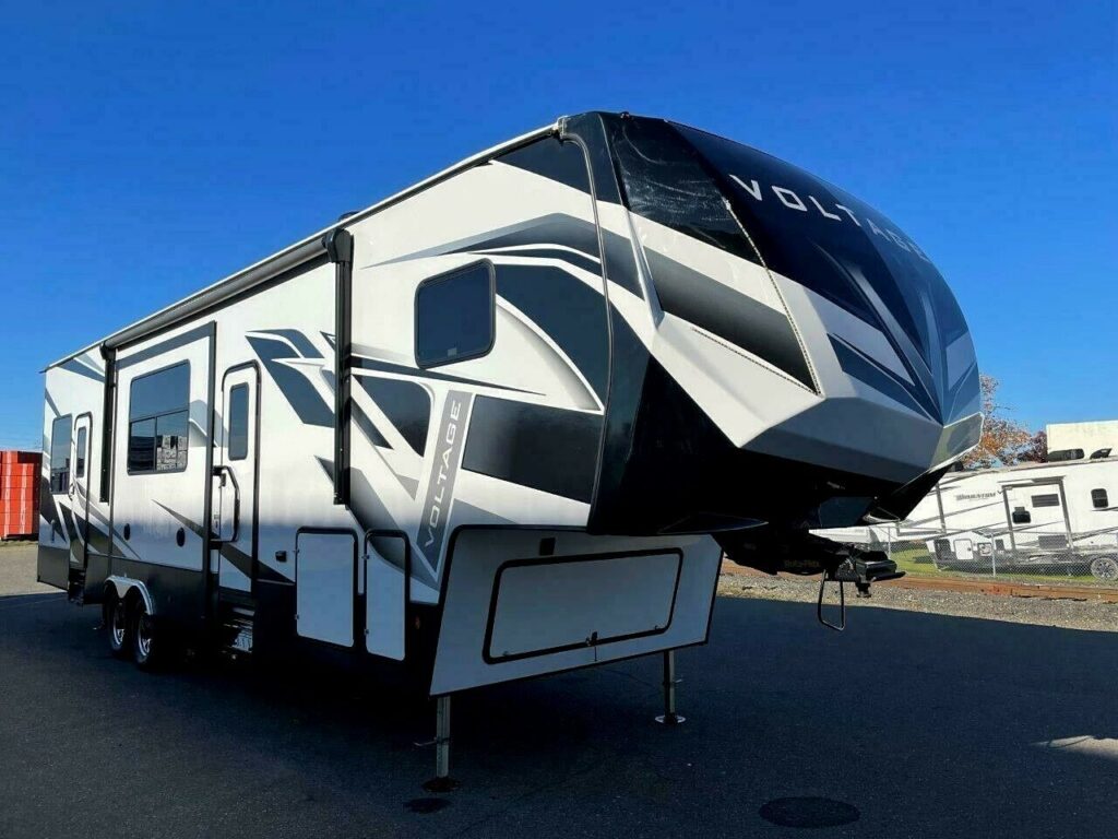 2021 KEYSTONE VOLTAGE TRITON 3551 TOY HAULER FIFTH WHEEL BATH & HALF "NEW" True RV True RV