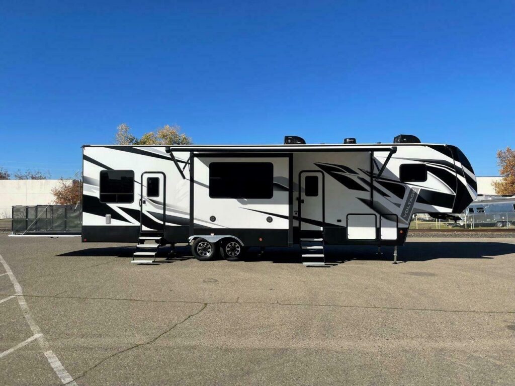 2021 KEYSTONE VOLTAGE TRITON 3551 TOY HAULER FIFTH WHEEL BATH & HALF ...