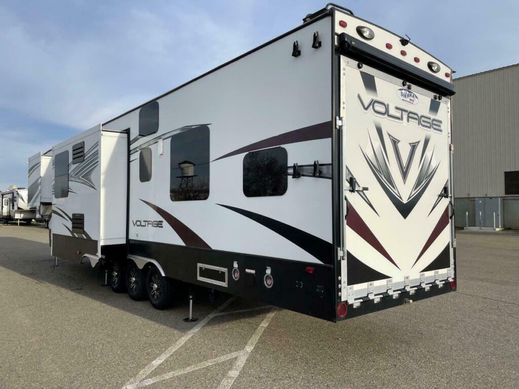 2015 KEYSTONE VOLTAGE 3895 TOY HAULER FIFTH WHEEL BATH & HALF - True RV ...