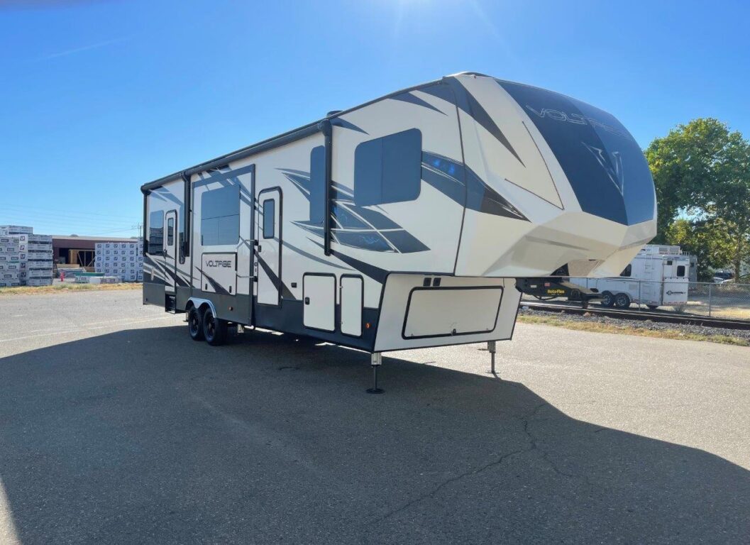 2020 KEYSTONE VOLTAGE 3615 TOY HAULER FIFTH WHEEL 