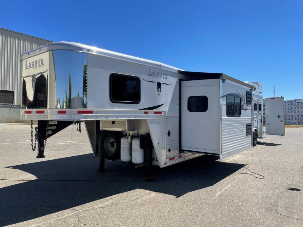 2015 Lakota Bighorn Edition 8414 4 Horse Trailer With Living Quarters 