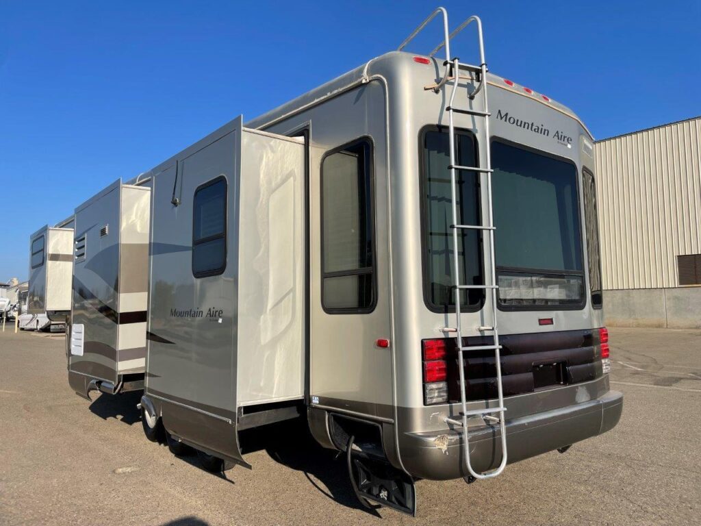 does newmar make travel trailers
