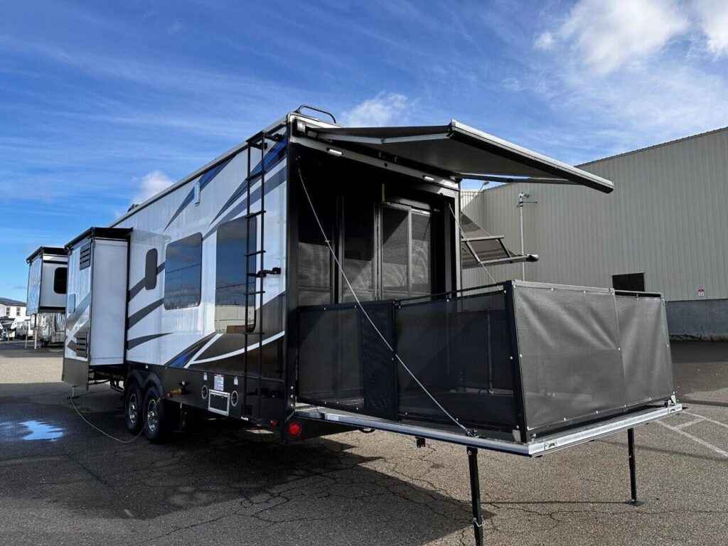 2021 KEYSTONE FUZION 373 FIFTH WHEEL TOY HAULER TRAILER 