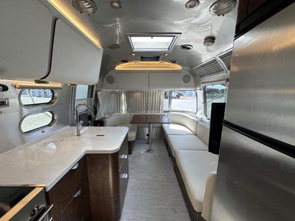 2023 AIRSTREAM GLOBETROTTER 27FB TRAVEL TRAILER - True RV True RV