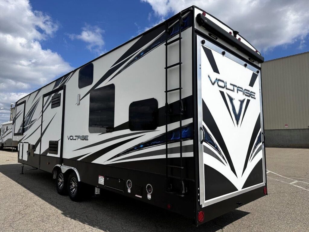 2019 KEYSTONE VOLTAGE 3655 FIFTH WHEEL TOY HAULER TRAILER - True RV True RV