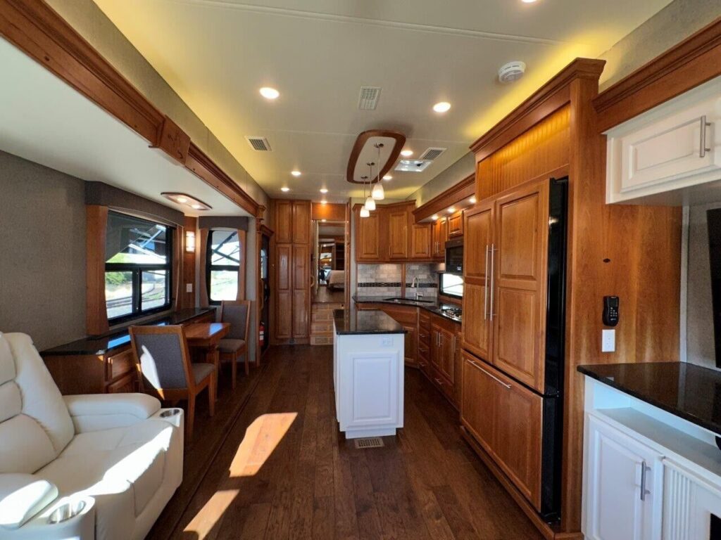 2021 NEW HORIZONS MAJESTIC CUSTOM FIFTH WHEEL TRAILER - True RV