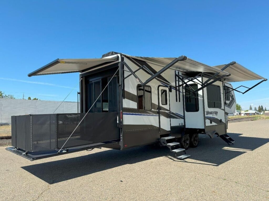 2022 GRAND DESIGN MOMENTUM 320G TOY HAULER TRAILER "BATH & HALF" - True RV