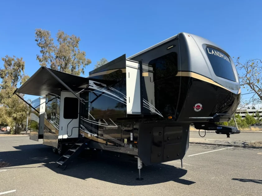 2021 HEARTLAND LANDMARK TUCSON FIFTH WHEEL TRAILER "FRONT KITCHEN" - Image 4