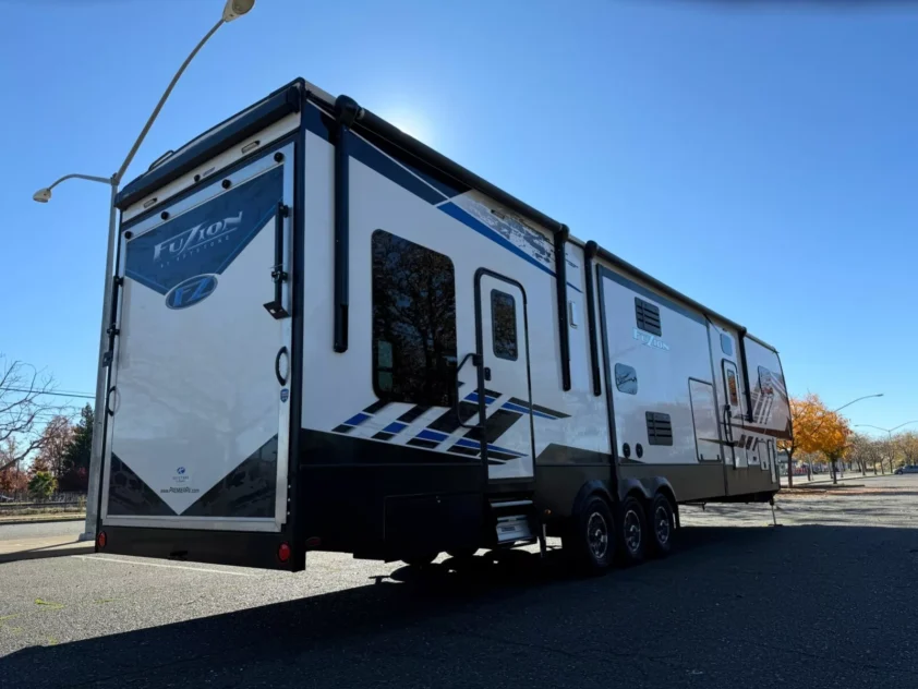 2022 KEYSTONE FUZION 428 FIFTH WHEEL TRAILER "BATH & HALF" - Image 3