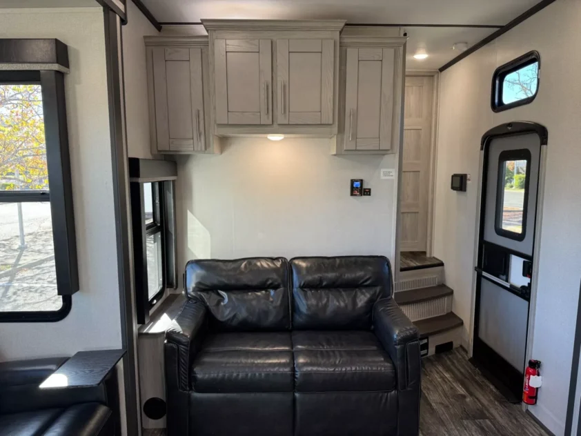 2022 KEYSTONE FUZION 428 FIFTH WHEEL TRAILER "BATH & HALF" - Image 15