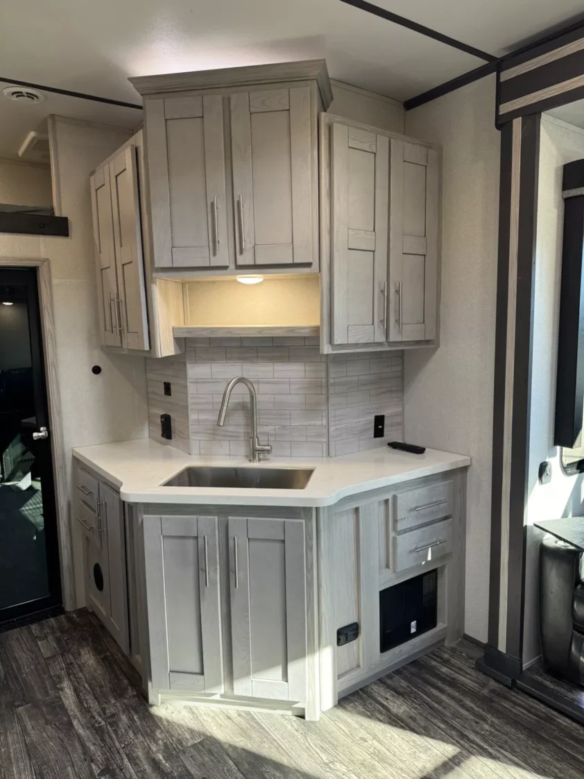 2022 KEYSTONE FUZION 428 FIFTH WHEEL TRAILER "BATH & HALF" - Image 19