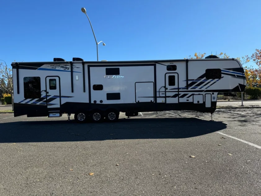 2022 KEYSTONE FUZION 428 FIFTH WHEEL TRAILER "BATH & HALF" - Image 4