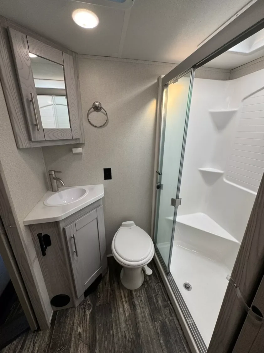 2022 KEYSTONE FUZION 428 FIFTH WHEEL TRAILER "BATH & HALF" - Image 27