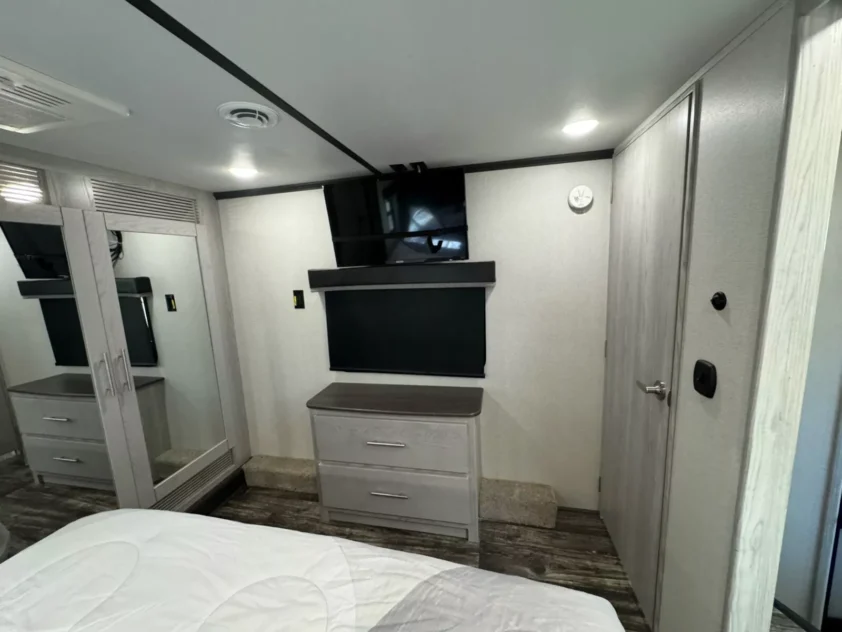 2022 KEYSTONE FUZION 428 FIFTH WHEEL TRAILER "BATH & HALF" - Image 30