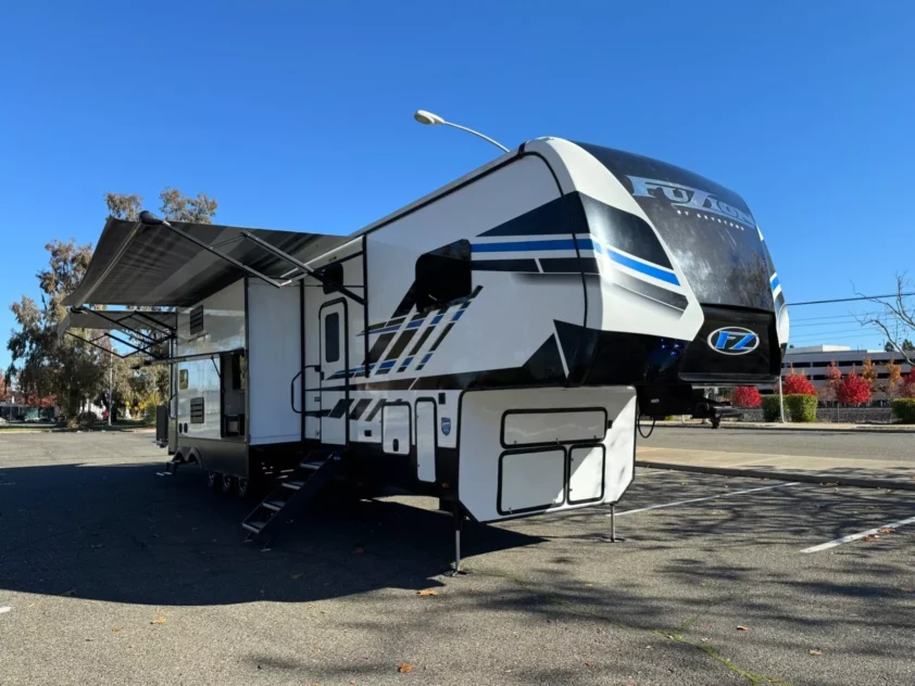 2022 KEYSTONE FUZION 428 FIFTH WHEEL TRAILER "BATH & HALF" - Image 5