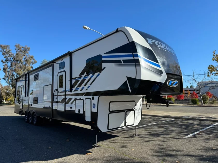 2022 KEYSTONE FUZION 428 FIFTH WHEEL TRAILER "BATH & HALF"