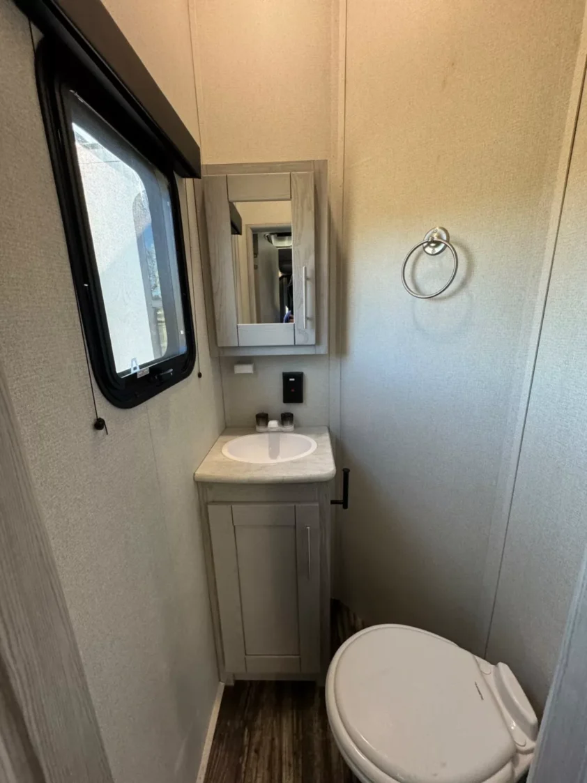 2022 KEYSTONE FUZION 428 FIFTH WHEEL TRAILER "BATH & HALF" - Image 36