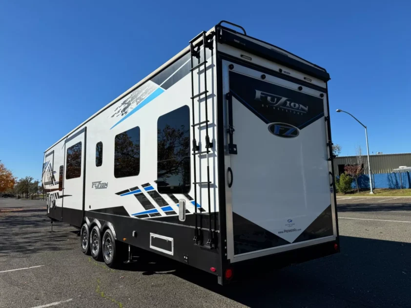 2022 KEYSTONE FUZION 428 FIFTH WHEEL TRAILER "BATH & HALF" - Image 2