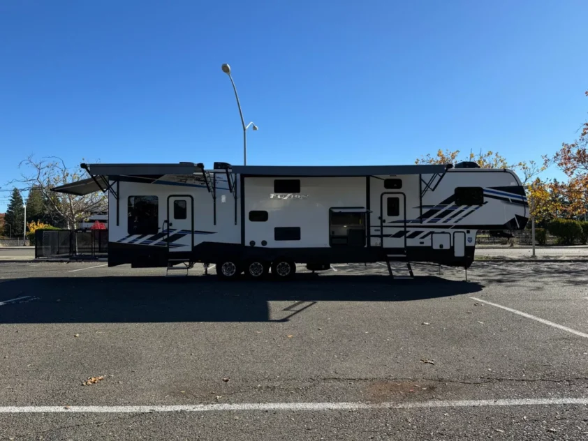 2022 KEYSTONE FUZION 428 FIFTH WHEEL TRAILER "BATH & HALF" - Image 9