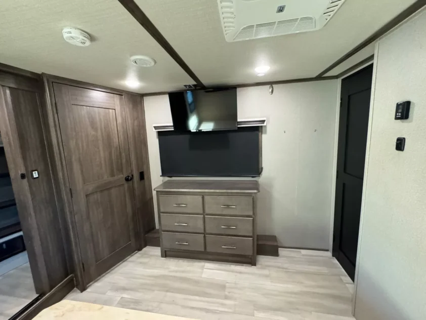 2022 GRAND DESIGN SOLITUDE 390RK FIFTH WHEEL TRAILER "REAR KITCHEN" - Image 26