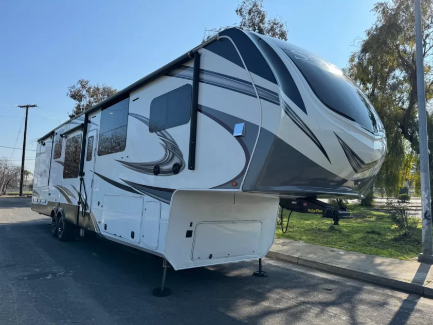 2022 GRAND DESIGN SOLITUDE 390RK FIFTH WHEEL TRAILER "REAR KITCHEN"