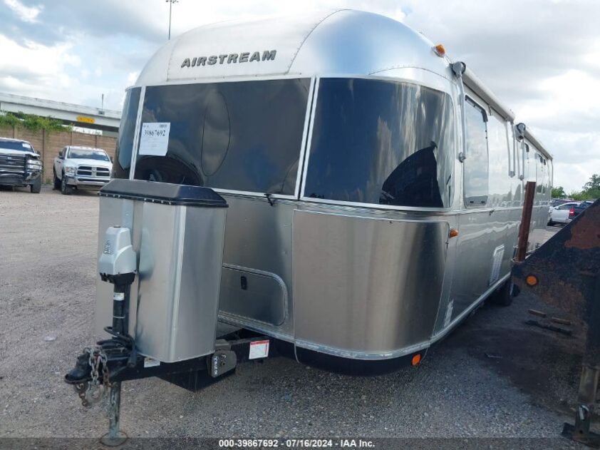 2018 AIRSTREAM CLASSIC 33FB - Image 2