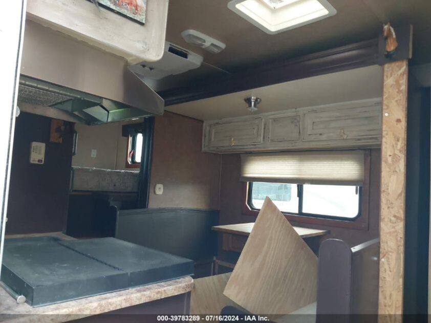 2014 BISON COACH STRATUS 4 HORSE TRAILER - Image 5