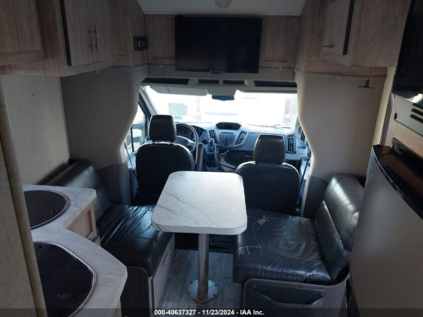 2019 FOREST RIVER SUNSEEKER TS 2380 - Image 5