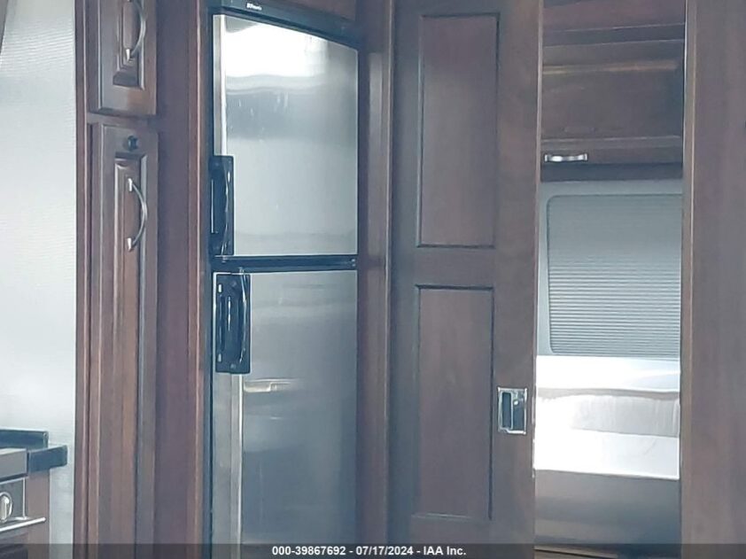 2018 AIRSTREAM CLASSIC 33FB - Image 8