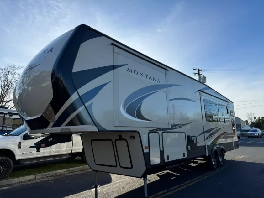 2018 KEYSTONE MONTANA HIGH COUNTRY 305RL FIFTH WHEEL TRAILER - Image 2