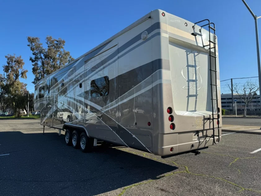 2019 DRV MOBILE SUITS 44 NASHVILLE LUXURY FIFTH WHEEL TRAILER "BATH & HALF" - Image 3