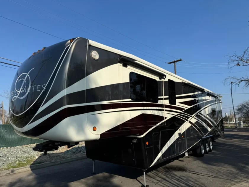 2019 DRV MOBILE SUITES 44 NASHVILLE LUXURY FIFTH WHEEL TRAILER "BATH & HALF" - Image 2