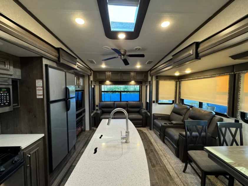 2018 KEYSTONE MONTANA HIGH COUNTRY 305RL FIFTH WHEEL TRAILER - Image 11