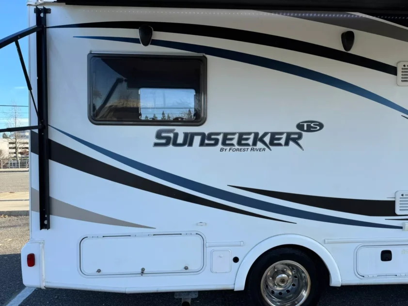 2019 FOREST RIVER SUNSEEKER 2380 CLASS C MOTORHOME - Image 11