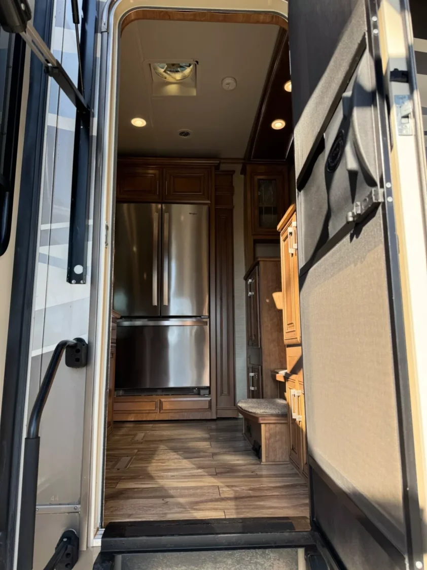 2019 DRV MOBILE SUITS 44 NASHVILLE LUXURY FIFTH WHEEL TRAILER "BATH & HALF" - Image 11