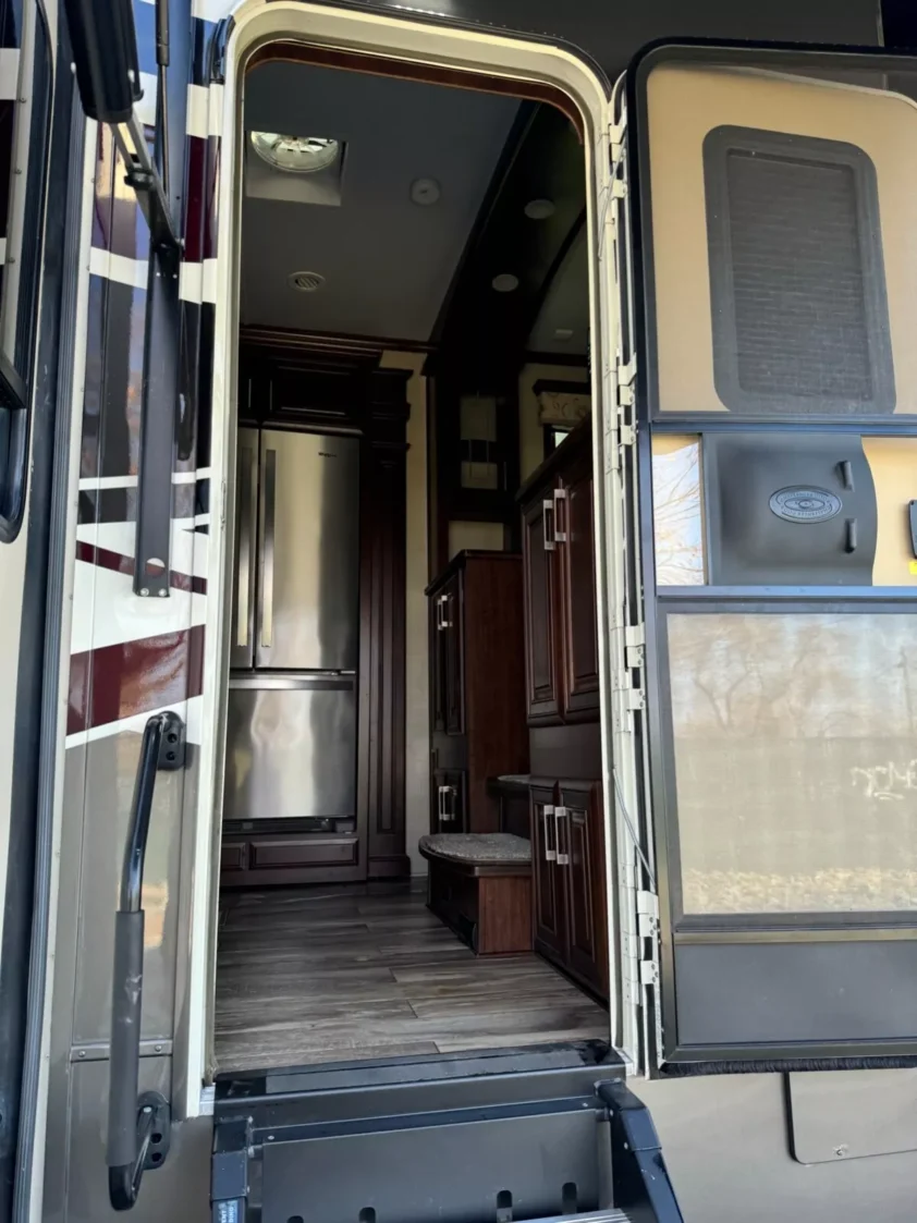 2019 DRV MOBILE SUITES 44 NASHVILLE LUXURY FIFTH WHEEL TRAILER "BATH & HALF" - Image 11